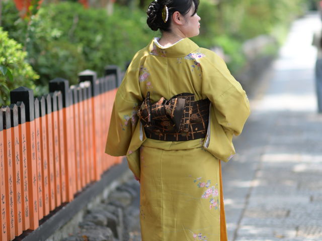 背景のグリーンが夏って感じで好きです♪_着物レンタル 京都ロケ撮影 トリメモ