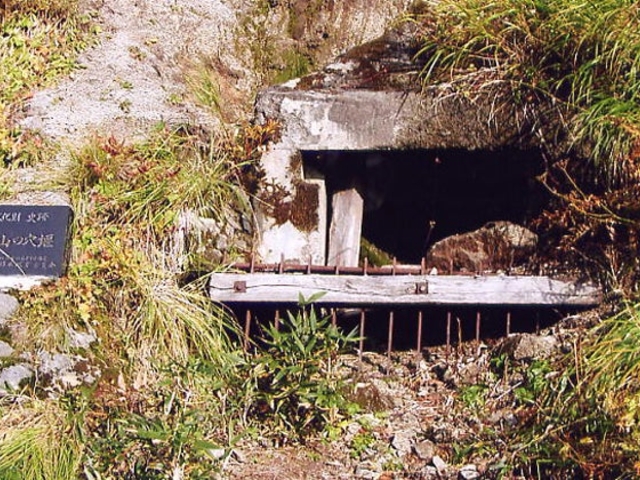 飯豊山の穴堰_飯豊山の穴堰