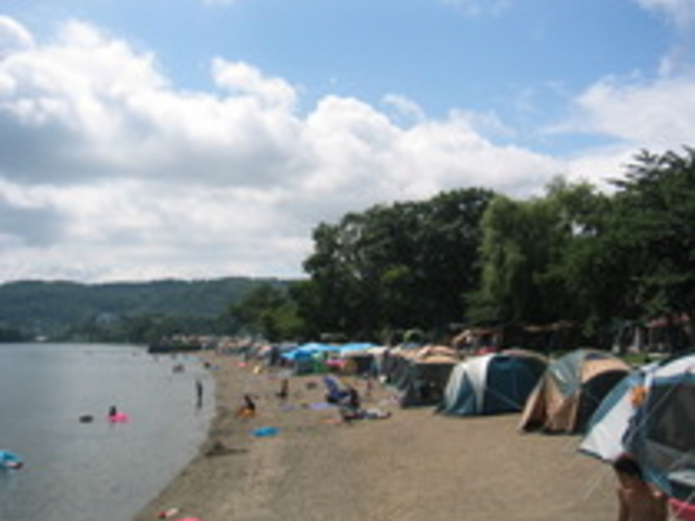 キャンプシーズンには木陰と砂浜がテントで埋まるほどです。_洞爺小公園・洞爺中央公園