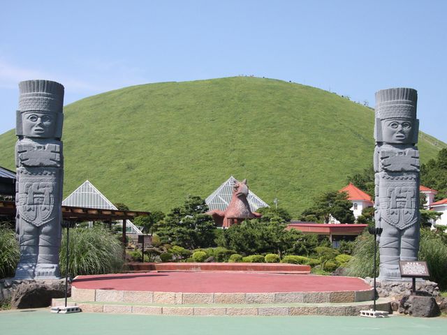 「太陽の広場」から天然記念物・大室山を望む_伊豆シャボテン動物公園