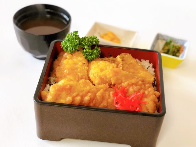 名物!ナマズの天ぷらがのったカミナリ重_遊神館