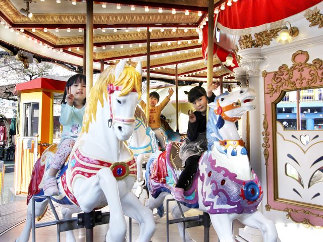 遊園地の定番「メリーゴーランド」は0歳から乗れちゃう!(要付き添い)_浅草花やしき