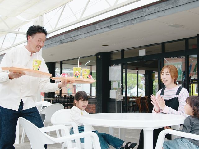 天気の良い日はテラス席での食事も楽しいよ_東条湖おもちゃ王国
