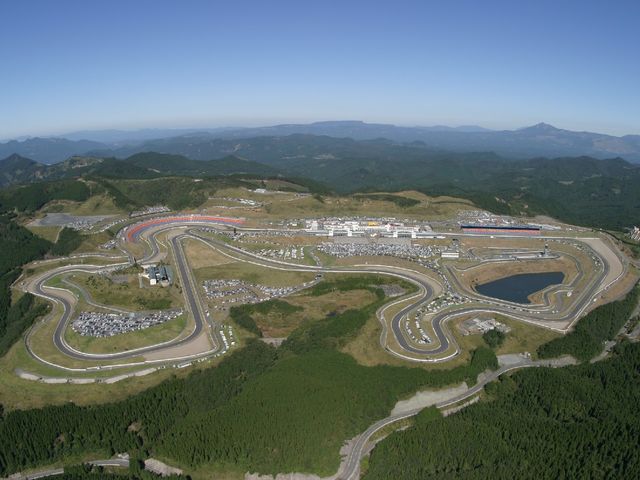 阿蘇外輪山の北方、標高800mに位置し、九州の雄大な自然に抱かれた「オートポリス」_オートポリス