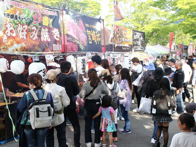 【ご当地うまかもんストリート】レースの際は様々な飲食店が出店します_オートポリス
