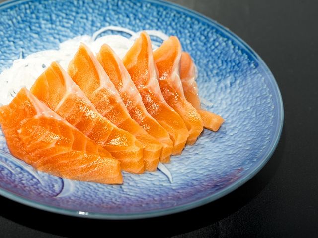 銀河サーモンは刺身が美味。ぷりぷりの食感とあっさりとした旨味を味わうことができます。_大雪つりぼり