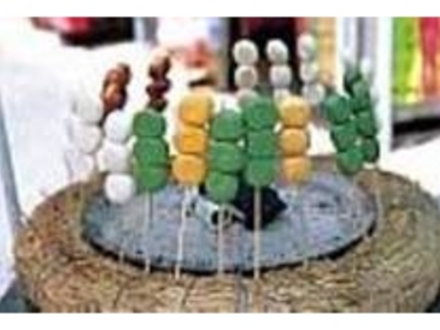 お団子はみそ味、よもぎ、きびの3種類_御休憩 みたらし亭