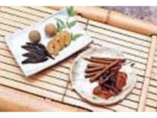 左から名物の『みどり漬』と『てっぽう漬』_みどり漬本舗 和泉屋本店
