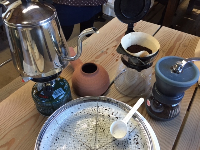 こんな感じで焙煎していきます。珈琲の香で幸せ気分(^^♪_製陶ふくだ