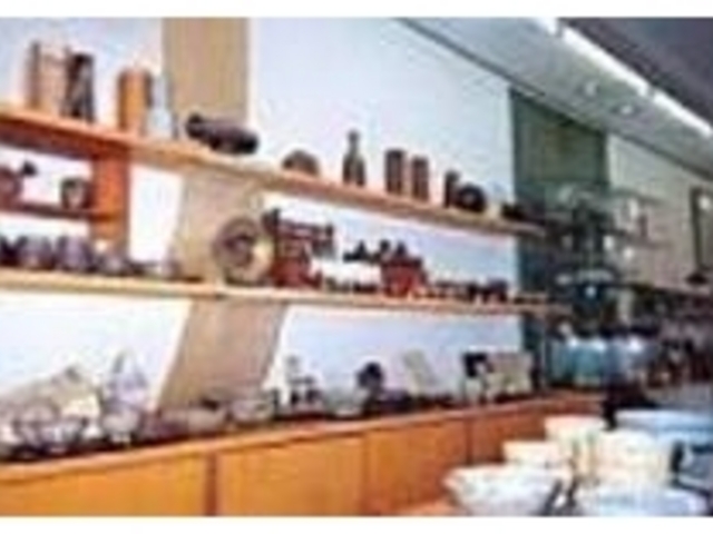 県内の陶芸家の力作がズラリと並ぶ店内_クレイワーク越前