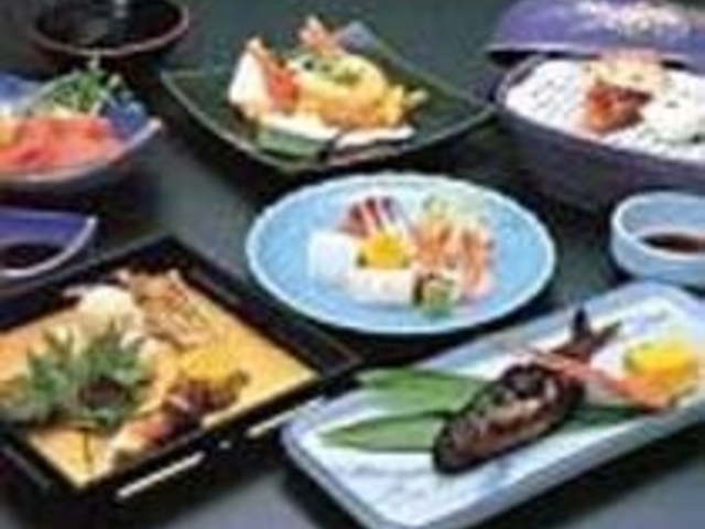 日本海の新鮮な魚介を使った会席料理_朱雀