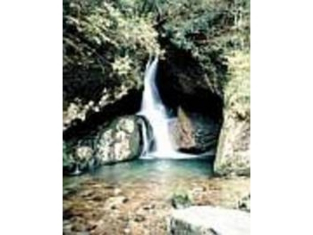 かやの滝。その美しさに時間を忘れる_百間山渓谷