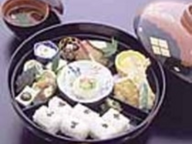 金閣弁当の大椀は直径30cmこれぞ名物_金閣寺前、お食事処 錦鶴
