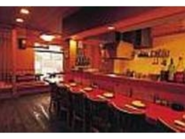 木の温かみに包まれた店内は居心地満点_寛や