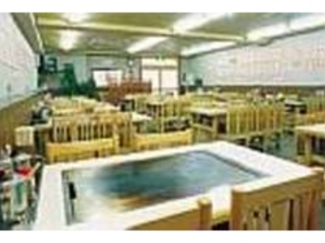 広々として清潔感あふれる店内も魅力_一休亭