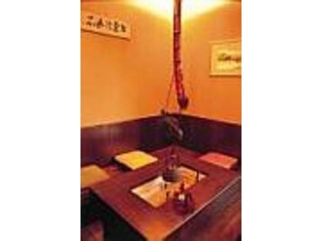店内には野趣あふれる囲炉裏がある_庵こうえん