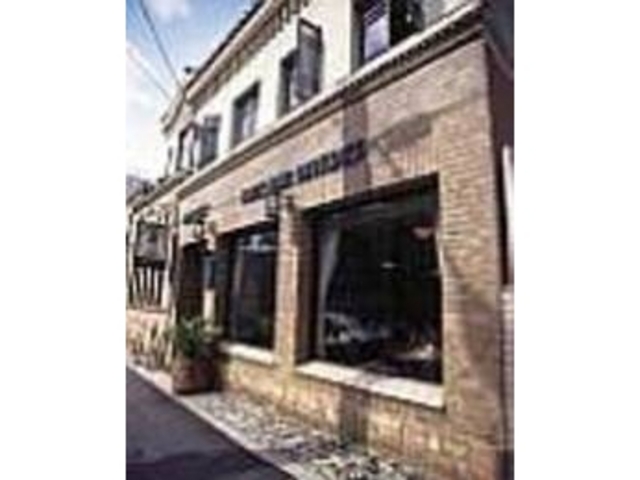 京大北門前にある落ち着いた佇まいの店
_進々堂