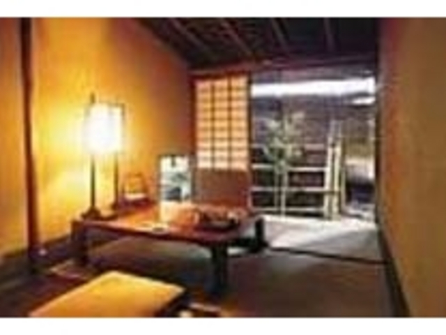 京都らしいしっとりとした雰囲気の漂う店内_わらじや