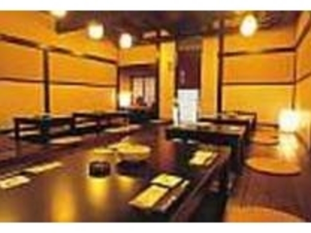 和める1階の掘り炬燵。2階の座敷は予約無難_上木屋町 左近太郎