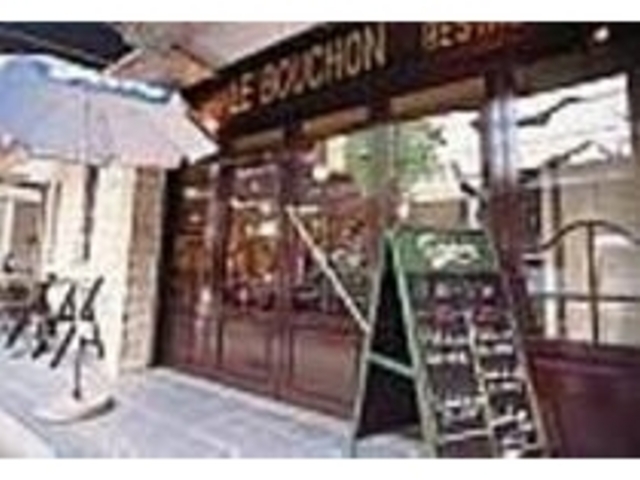フランスのブラッスリーを思わせる外観_ブション