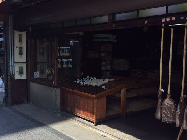 タタミにやさしい座敷ぼうきなどもある_内藤商店