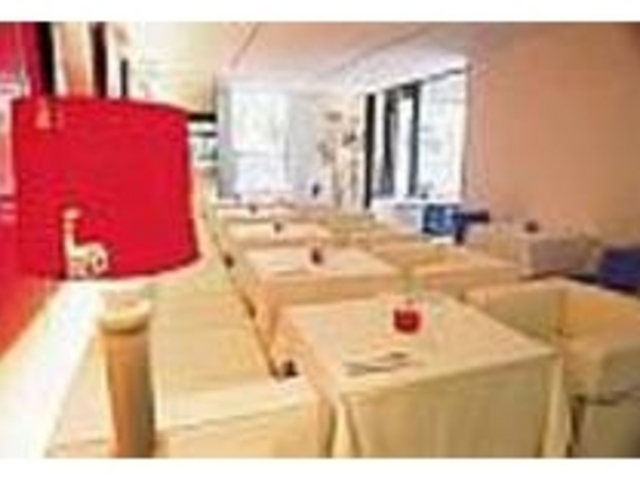座る席によって雰囲気もガラリと変わる_CAFE Cento Cento三条店