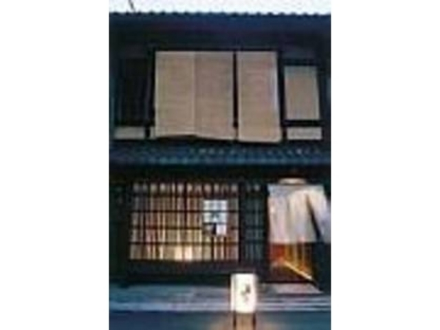 夜は明かりが灯り、独特の雰囲気に_亀甲屋