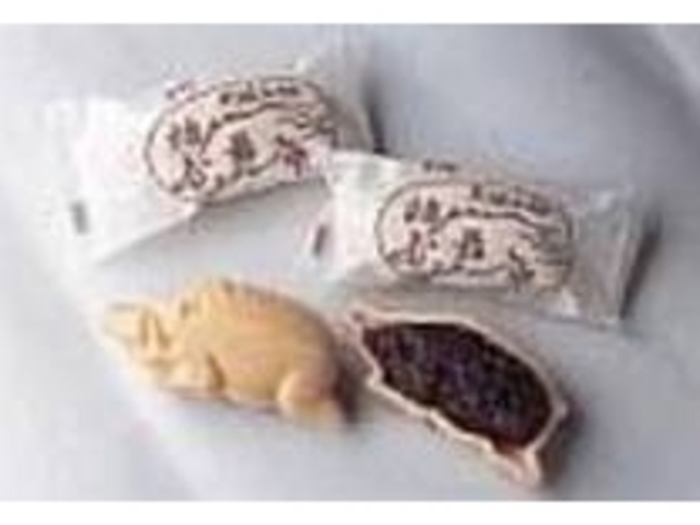 甘さ控えめな特製の小豆あんが入った猪最中_小戸橋製菓