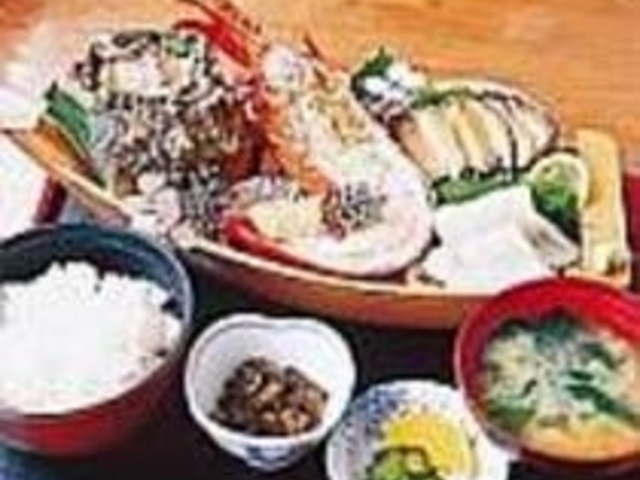 イカやさざえ、伊勢海老の刺身がこんなに!_青木さざえ店さざえ厨房