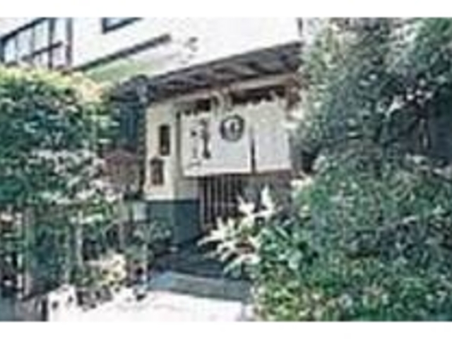 路地裏の民家の隣にひっそりと佇む店_味菜