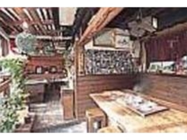 囲炉裏のある、アットホームな雰囲気の店内_ひもの万宝