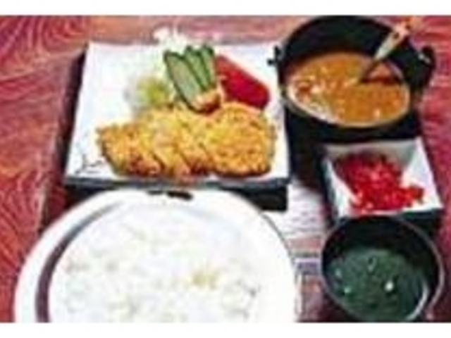 カリッと揚がったカツに本格的なカレー付き_向山