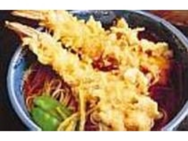 こんなに大きいエビの天ぷらが2本も!_おそばの鈴穂