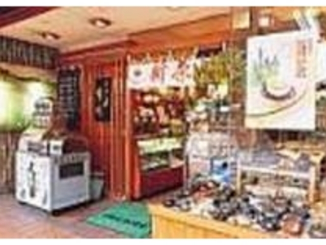 伊東駅前で、昔から営業している老舗だ_市川製茶 駅前店