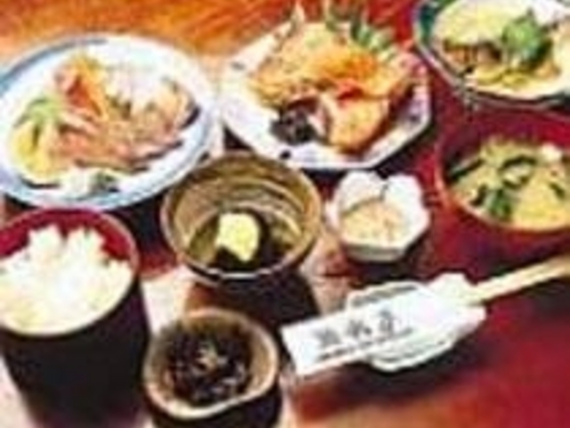 旬の地魚が日替わりで並ぶ定食が評判_魚楽亭