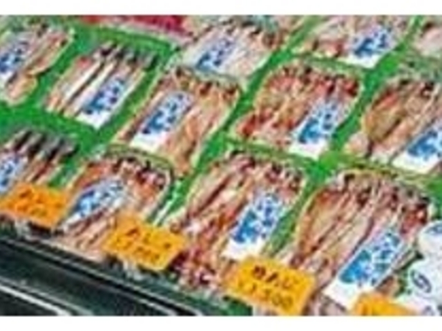 アジの干物はご主人自らのオススメ品_梅原ひもの店