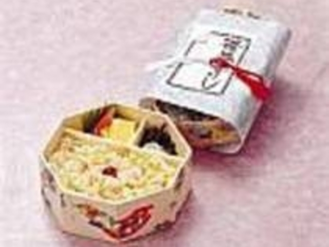 注文を受けてから温かいごはんを詰める_鯛ごはん懐石瓔珞(ようらく)
