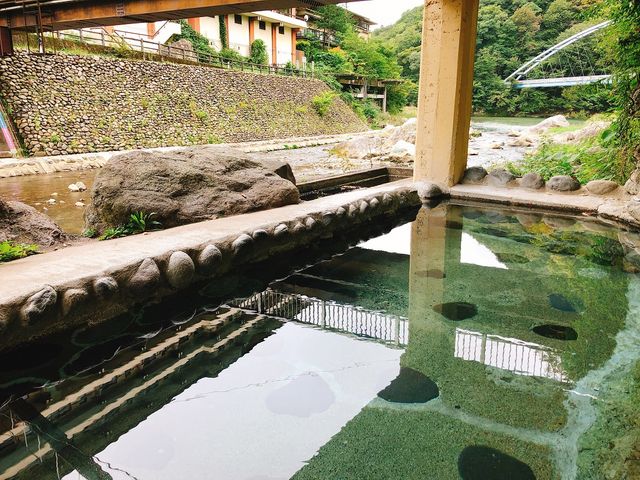 雄大な男鹿川を目の前に開放的なお風呂です。_川治温泉 薬師の湯