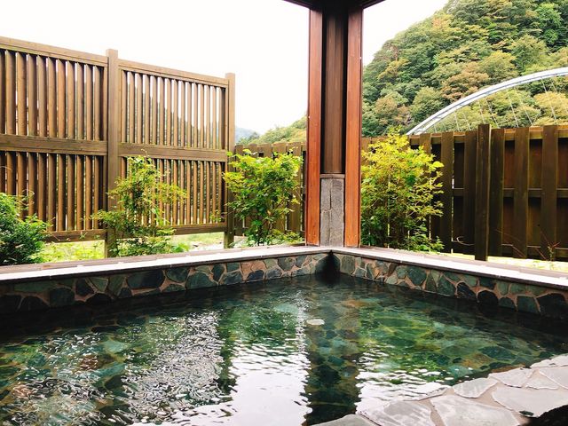 女湯の窓を開けると大自然!窓の開閉はご自由にどうぞ♪_川治温泉 薬師の湯