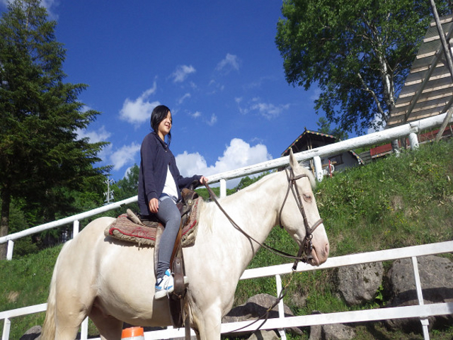 女性にも大人気の乗馬体験をぜひ。一度大変するとはまります。_ホープロッヂ乗馬牧場