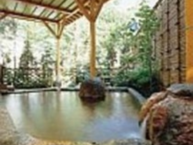 川のせせらぎをBGMにして。露天風呂「もみじの湯」_絶景露天風呂の宿 ホテル塩原ガーデン