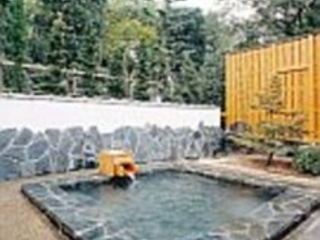 女性用の露天風呂。庭園を眺めながら_椿の宿 吉田や