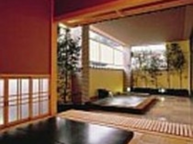 「寂びの湯」の露天風呂。茶室風の休み処を設けました_旅館 上会津屋