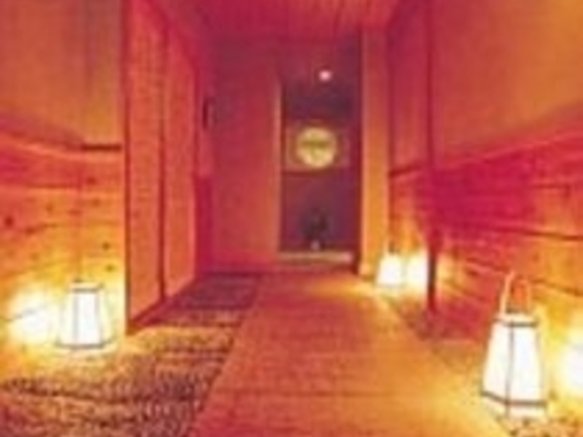 お風呂へ続く湯けむり路地。床暖房で足元は快適です_旅館 上会津屋