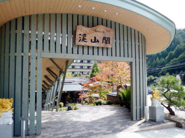 門〜エントランス〜 門をくぐり抜けると、川の流れる庭園が見えます_おもてなしの宿 渓山閣