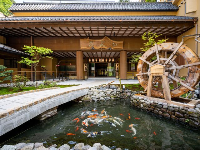 山水荘の玄関。水車と鯉がお出迎えしております。_山水荘