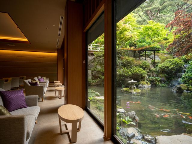 落ち着いた雰囲気のロビー。_山水荘