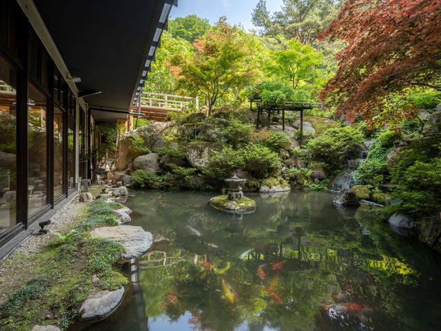 隣接する和風庭園は、四季折々の花鳥風月をご堪能いただけます。_山水荘