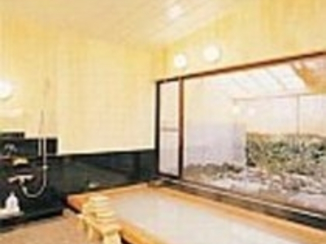 木の香が漂う内湯の外には露天風呂が広がる_樵山荘