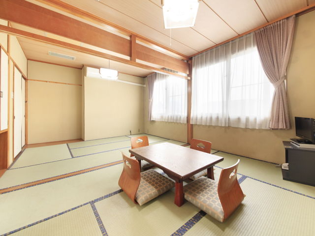 日帰り入浴の小部屋利用に、12畳間と6畳間あり_竜王ラドン温泉